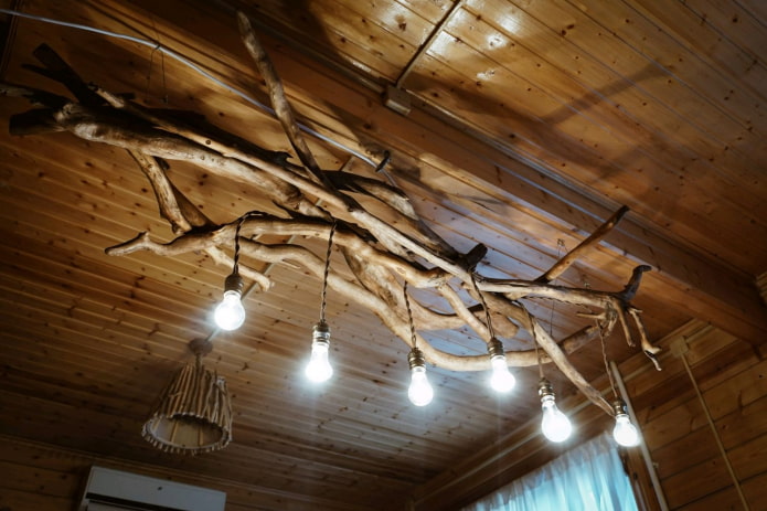 lustre en bois original fait de branches