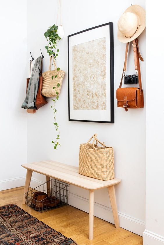 banc à l'intérieur du couloir