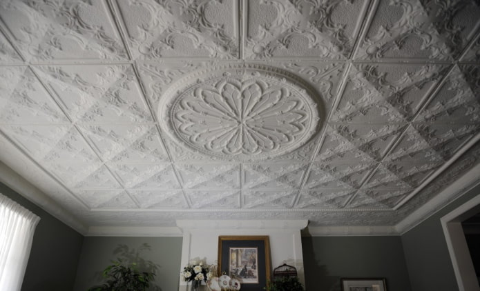 carreaux de plafond à l'intérieur