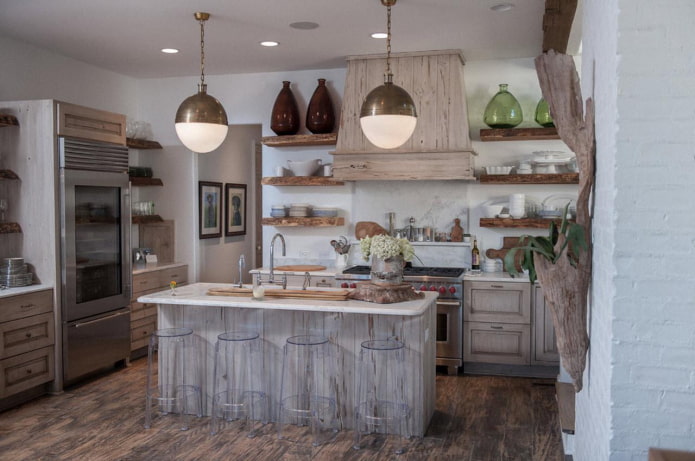 Cuisine de style provençal en gris et blanc avec des éléments en bois naturel