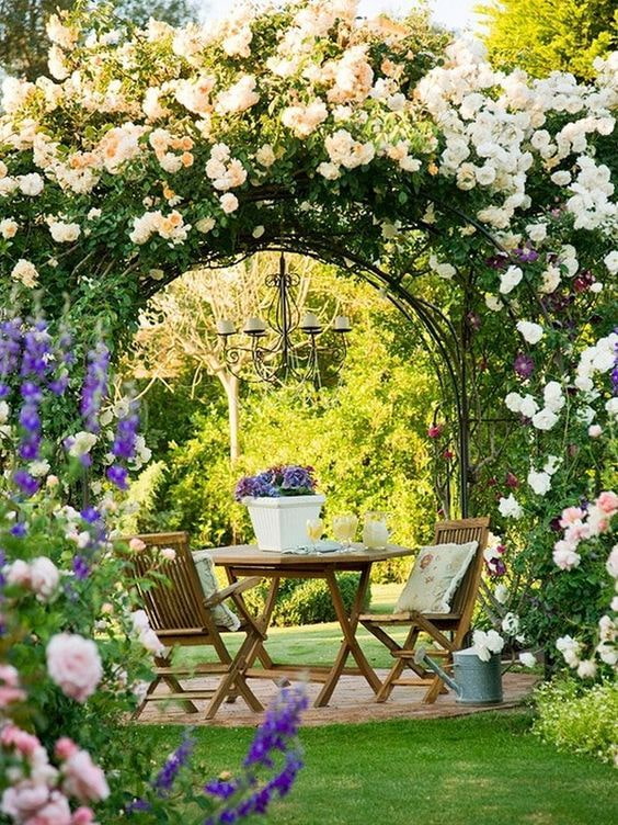 Gazebo parmi les roses