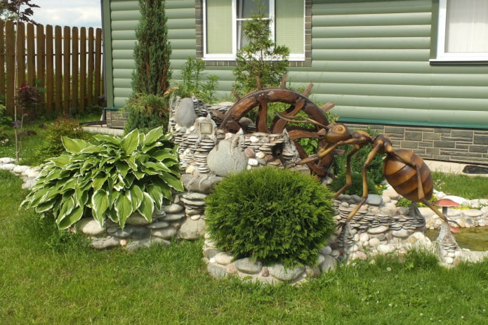 figurines en bois dans le jardin