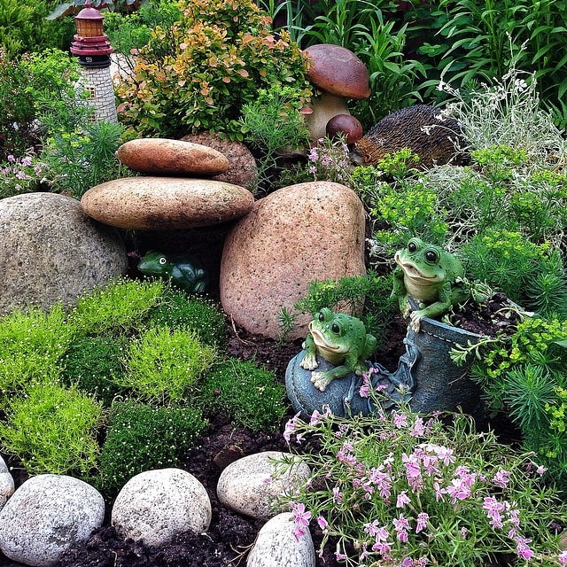 décoration du toboggan alpin avec des figurines de jardin