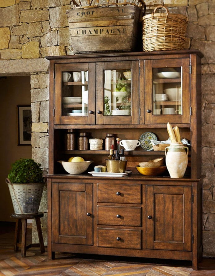 buffet en bois à l'intérieur