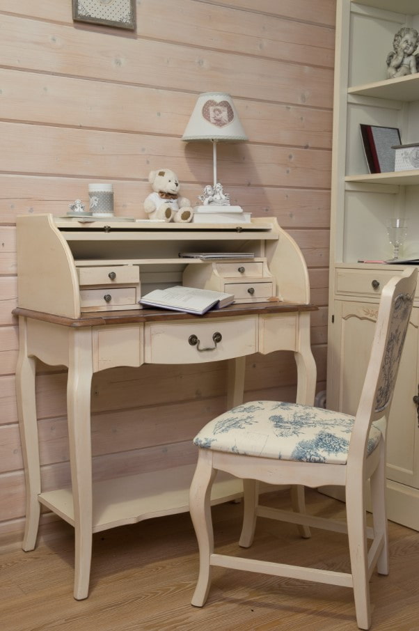 Mobilier de chambre d'enfant de style provençal