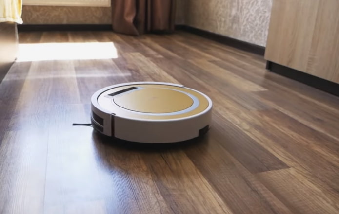 Le robot aspirateur nettoie