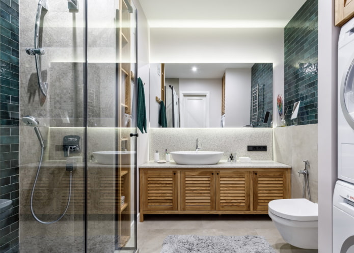 Salle de douche avec verres et miroirs