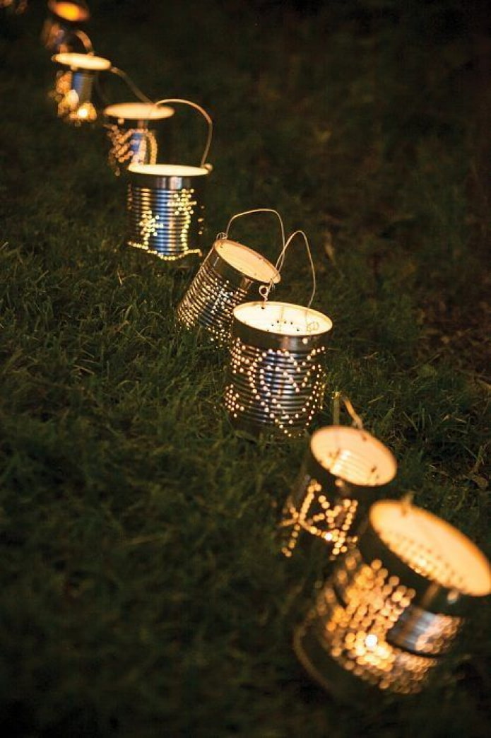 Chandeliers sur l'herbe