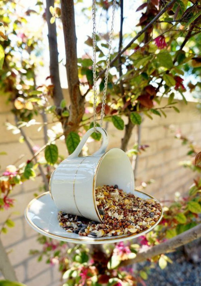 Tasse et soucoupe sur bois