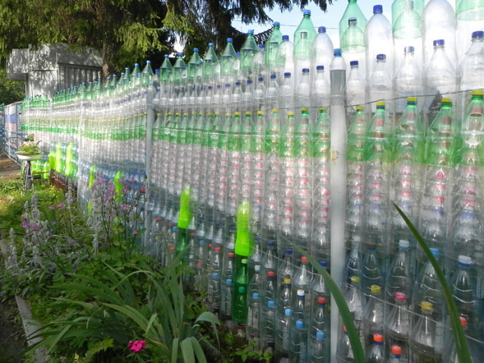 Clôture de bouteilles en plastique