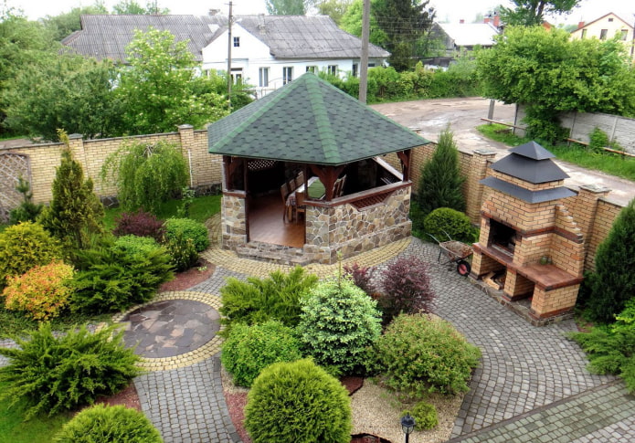 gazebo et poêle en pierre à la campagne