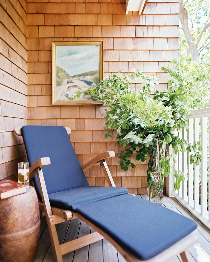 Chaise longue sur la terrasse