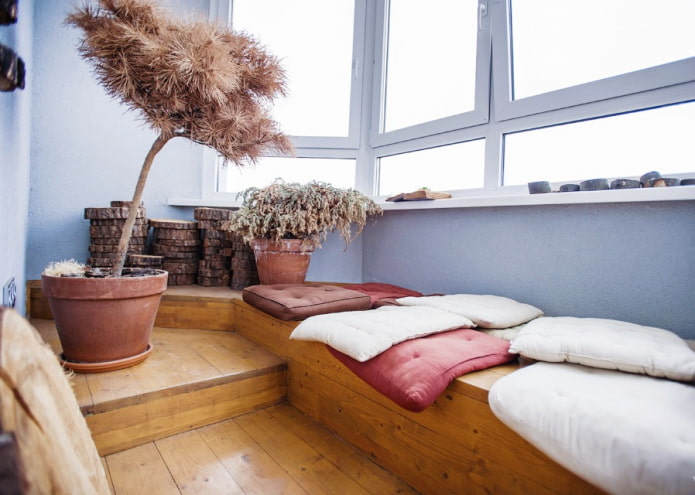 podium en bois sur le balcon