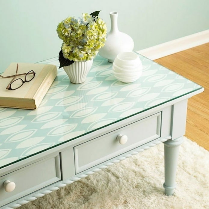 table avec un morceau de papier peint sous verre