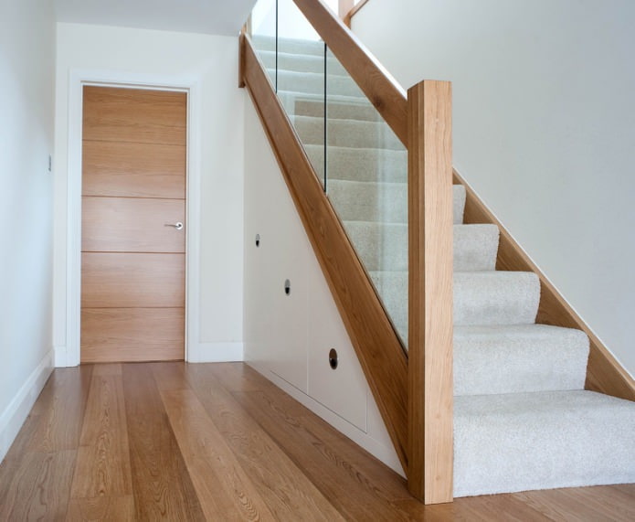 armoire sous l'escalier