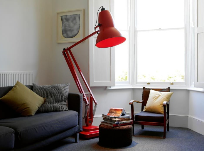 lampe rouge en forme de grande lampe de table