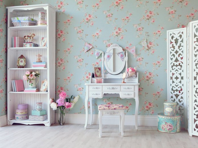 papier peint turquoise pâle avec des roses dans le style shabby chic