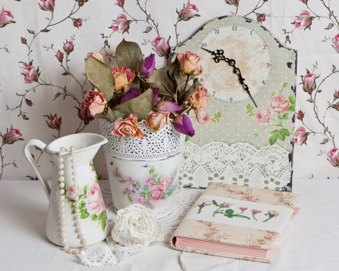 déco shabby chic avec motifs roses