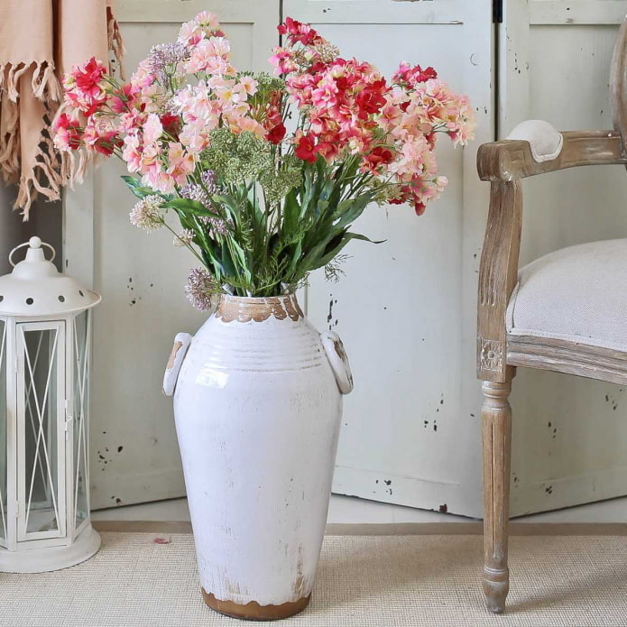 fleurs fraîches dans un vase