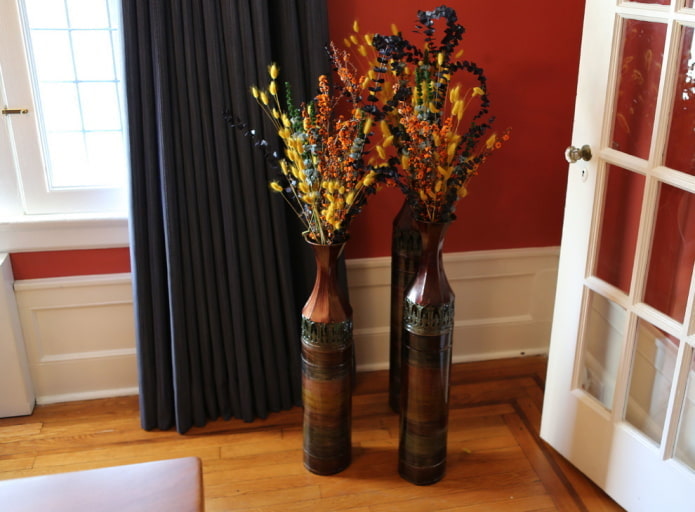 Fleurs séchées dans un vase de sol