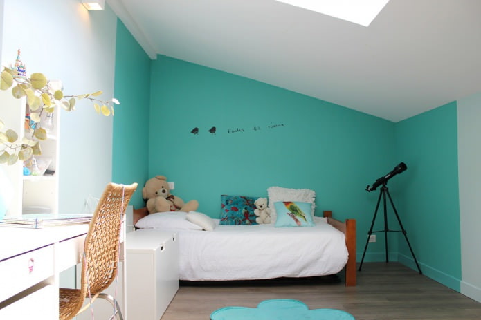 mur turquoise dans la pépinière