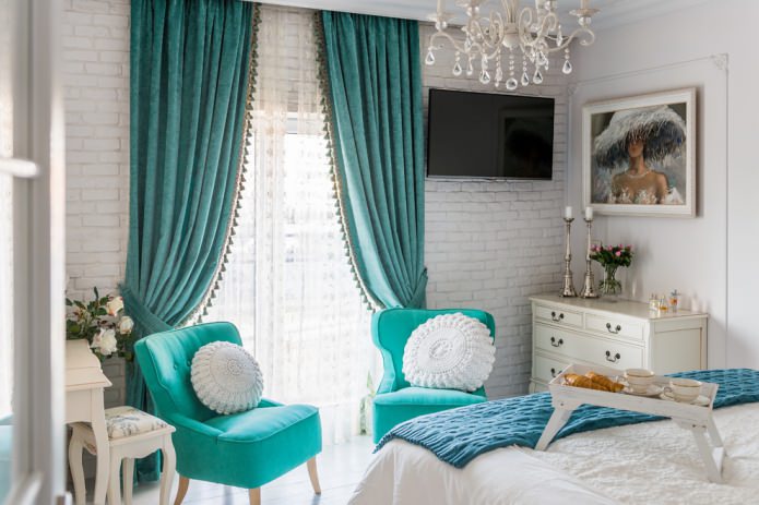 chaises et rideaux turquoise