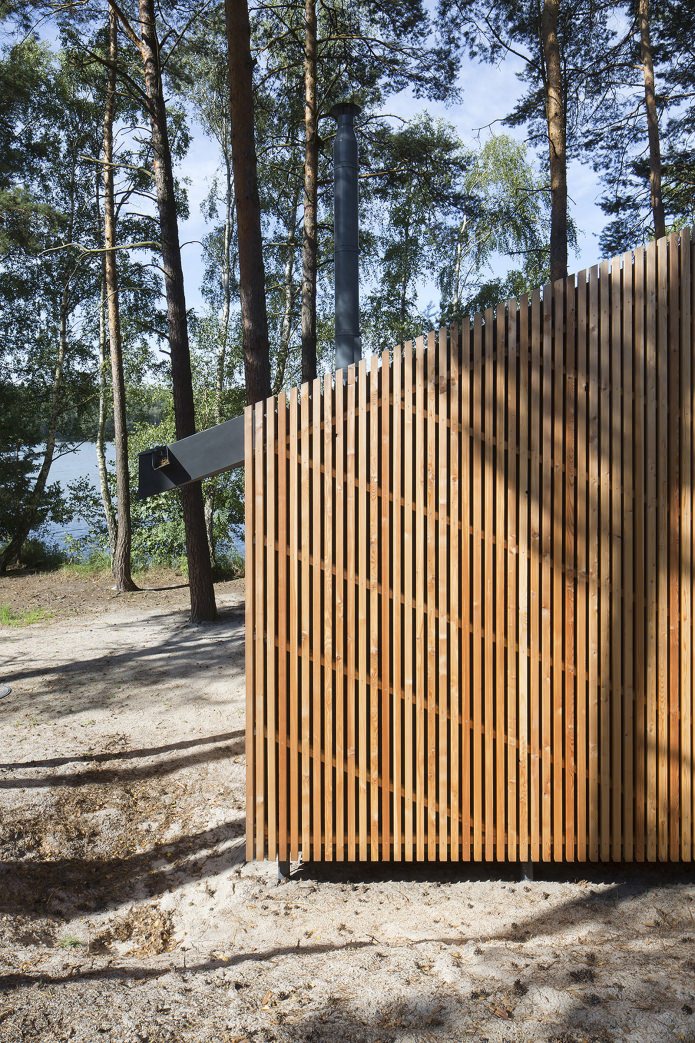 la façade de la maison gainée de lattes de bois