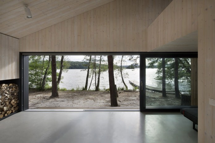 Vue sur le lac depuis une petite maison moderne