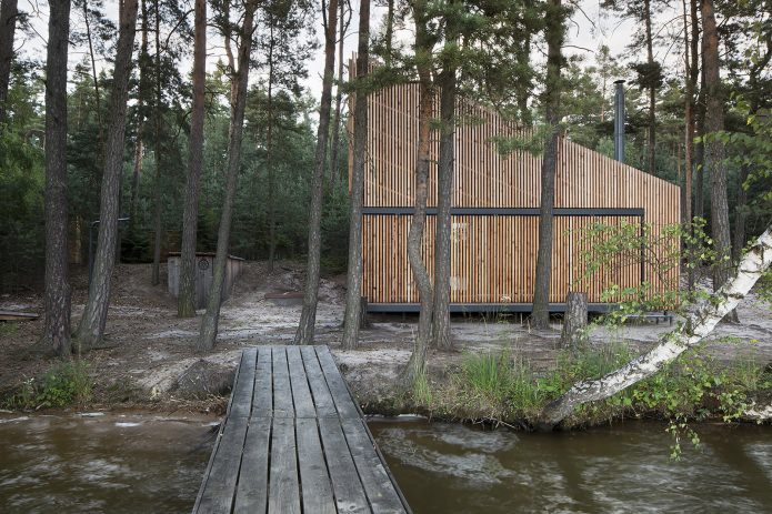 Petite maison moderne au bord du lac