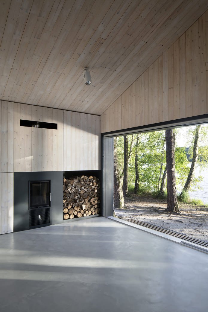 Cheminée dans une petite maison moderne