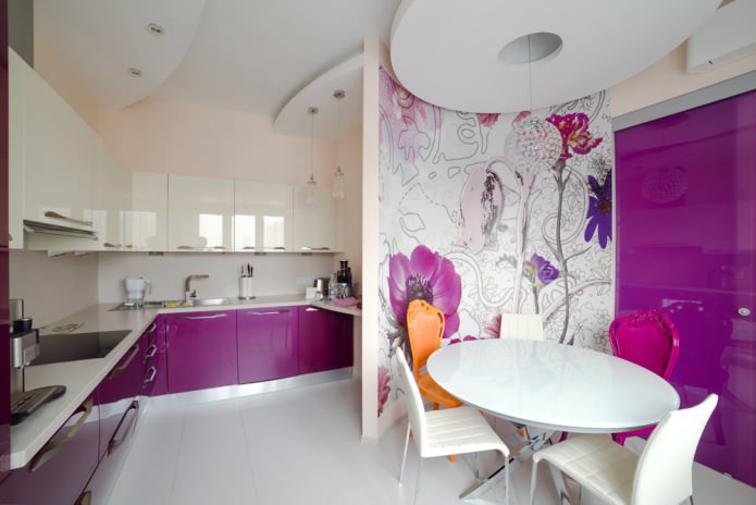 photos murales blanches et violettes dans la cuisine