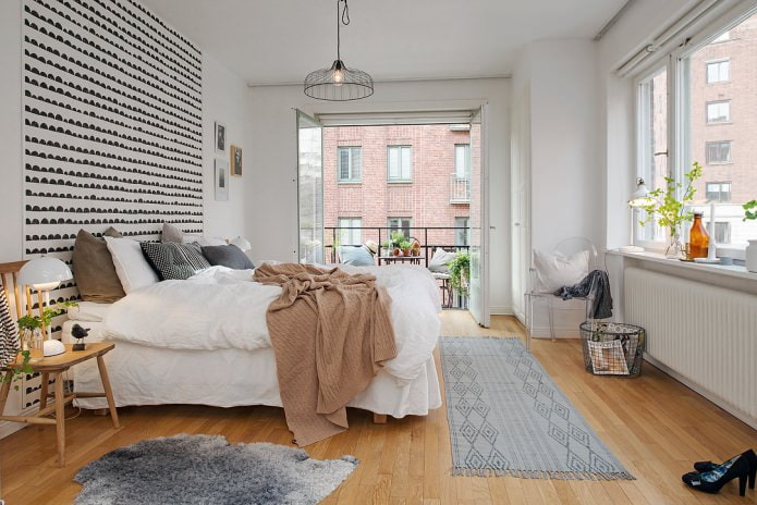 Intérieur de chambre de style scandinave avec balcon