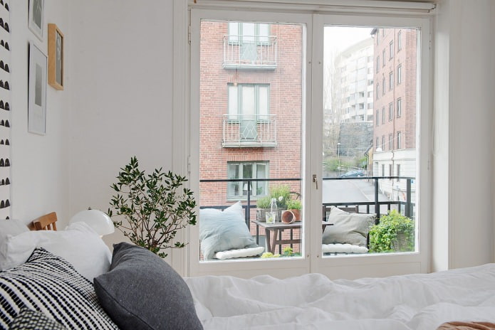 design d'intérieur de chambre suédoise avec balcon