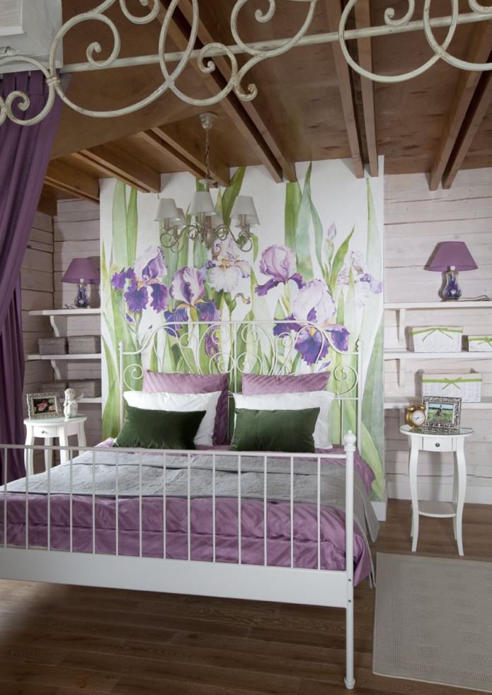 chambre à coucher avec des iris dans la conception de maison de style provençal