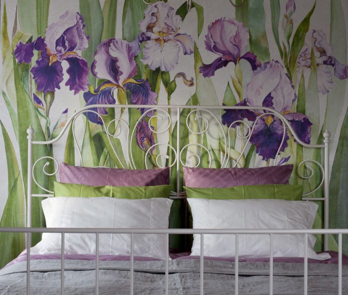 chambre à coucher avec des iris dans la conception de maison de style provençal