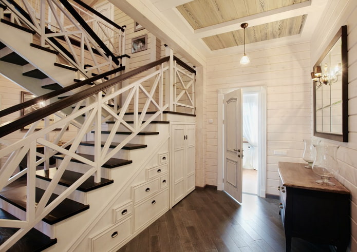 maison en rondins à deux étages avec un escalier en bois marchant