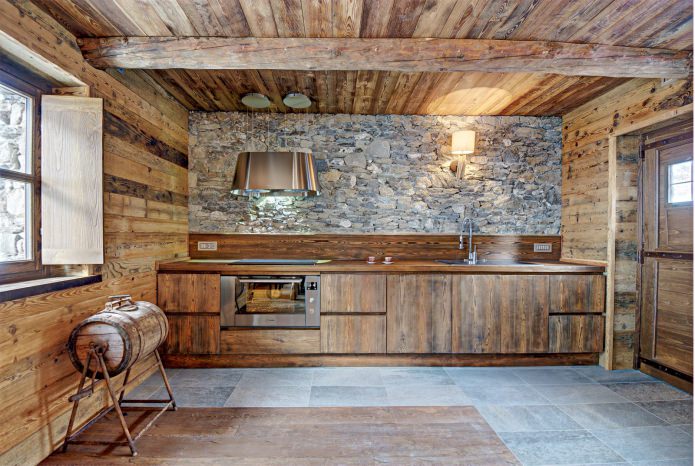 intérieur champêtre dans le style d'un chalet alpin