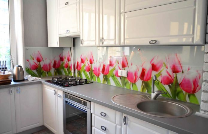 tablier à fleurs dans la cuisine