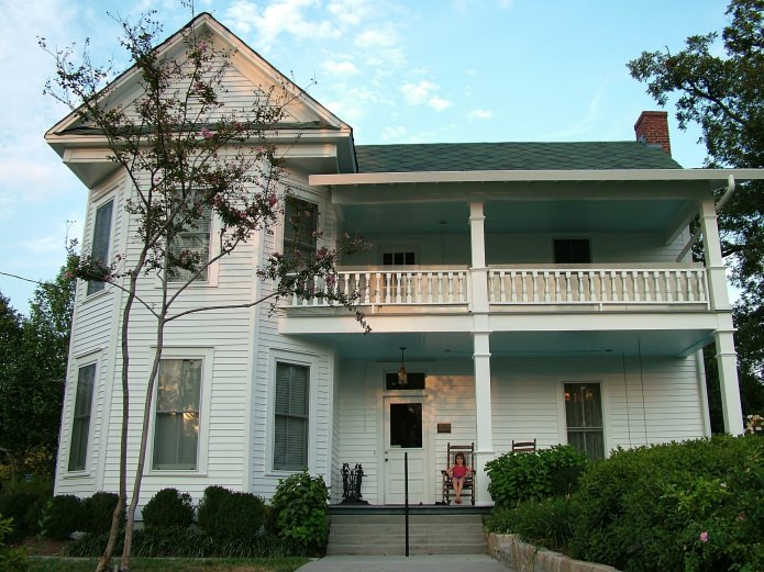 façade d'une maison privée de parement