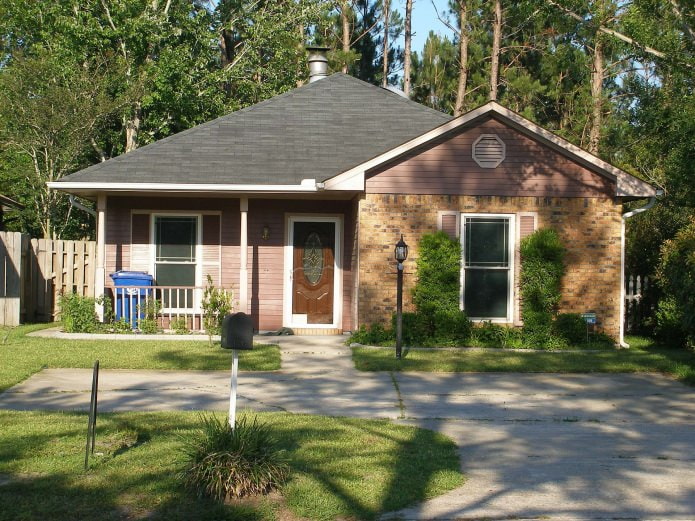 façade d'une maison privée de parement