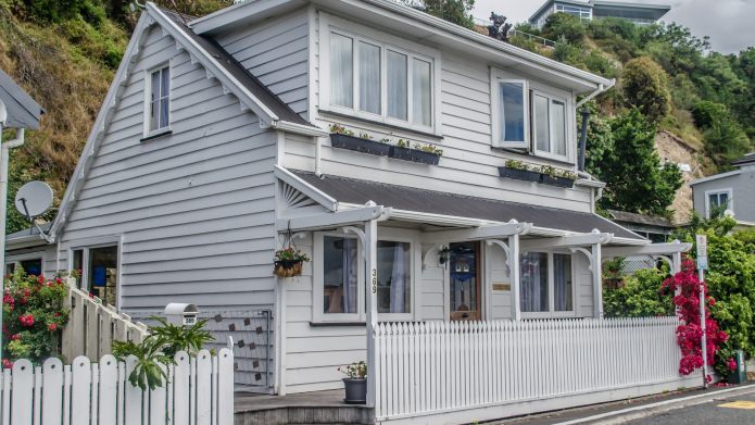 façade d'une maison privée de parement