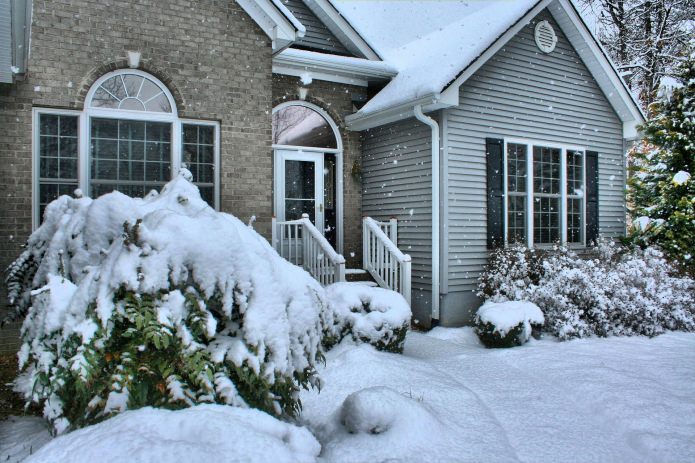 façade d'une maison privée de parement