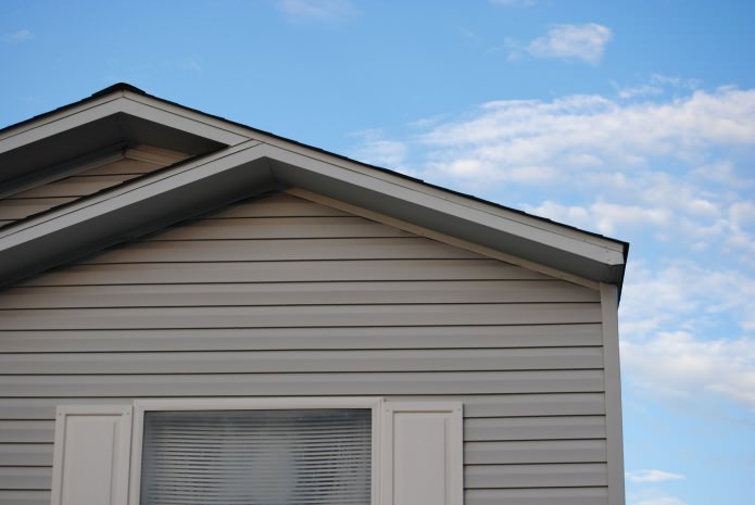 façade d'une maison privée de parement