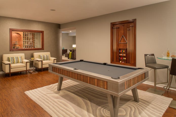 intérieur d'une salle de billard dans une maison privée