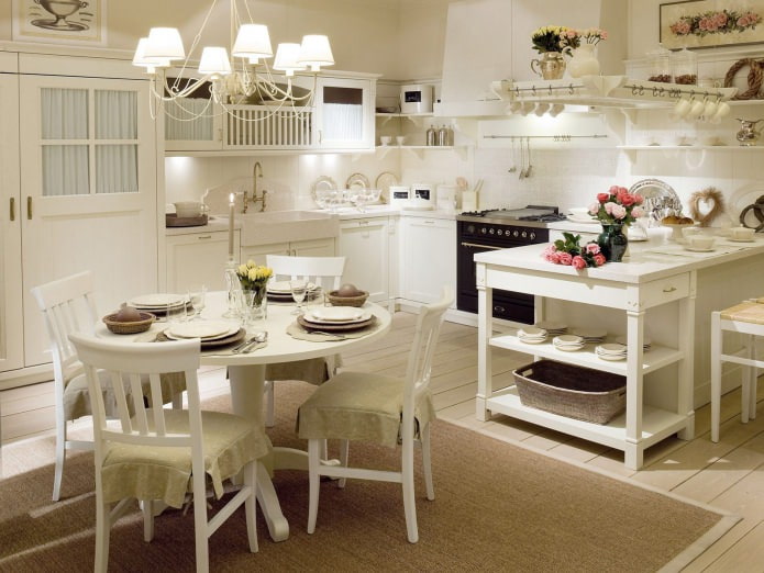 table à manger dans un intérieur de style provençal