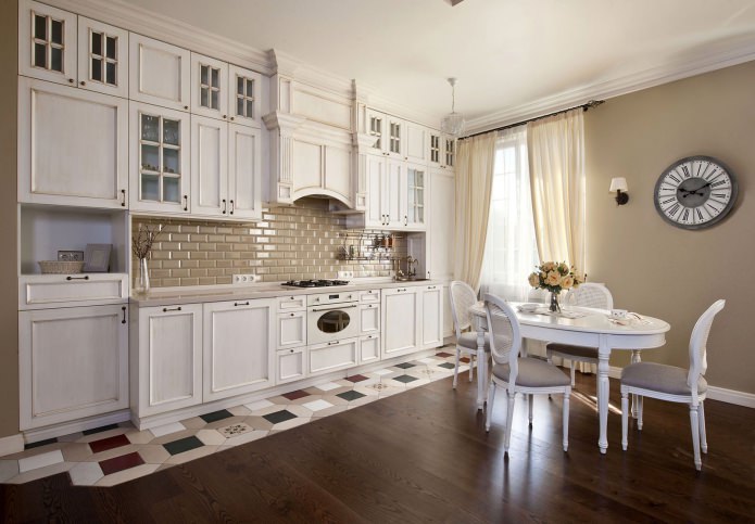 table blanche à l'intérieur de la cuisine