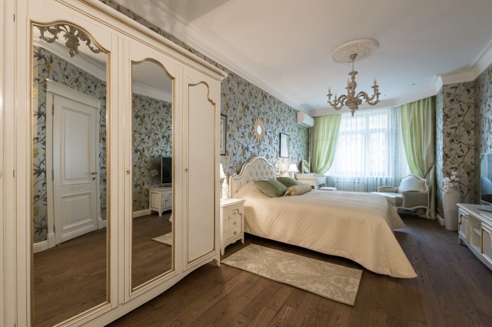 chambre à l'intérieur d'un appartement dans un style classique