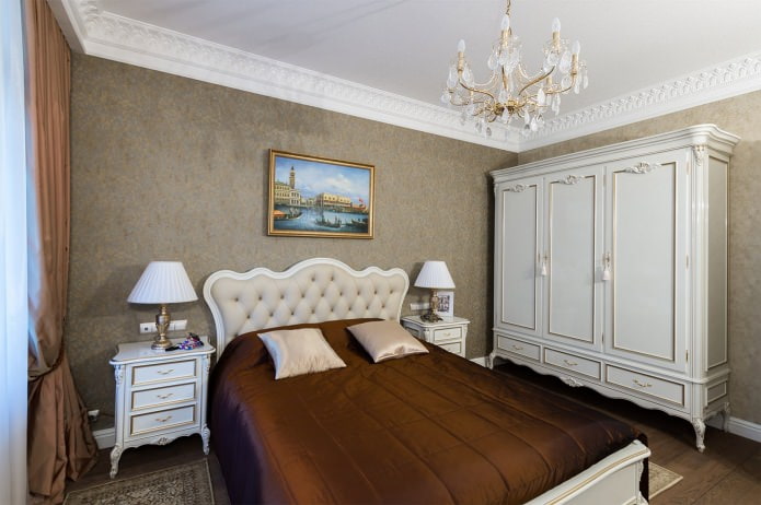 chambre à l'intérieur d'un appartement dans un style classique