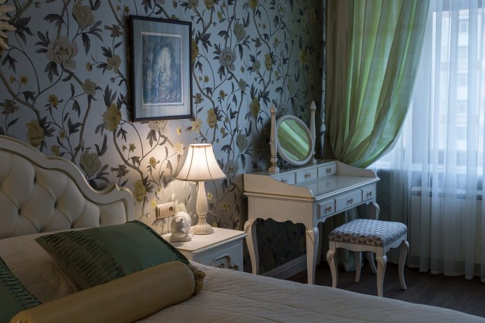 chambre à l'intérieur d'un appartement dans un style classique