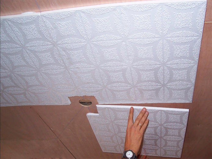 coller des carreaux de mousse au plafond